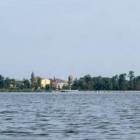 Widok na północny brzeg Jeziora Małego Żnińskiego. Po lewej – wieża kościoła...