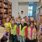 Grupa Biedronki z przedszkola w Kcyni w odwiedzinach w bibliotece 