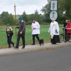 Czoło pielgrzymki zbliża się do kościoła