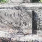 Oryginalna tablica z nazwiskiem fundatora i datą powstania 
(1874 r.) znajduje się na...