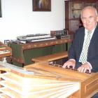 Profesor Kazimierz Piwkowski przy regale - przenośnych organach. fot. Remigiusz Konieczka