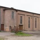 ...Jednak spod położonego w 1940 roku tynku wychodzą gołe cegły, tylne okna od lat...