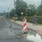 Nawierzchnia jest frezowana, ostrzegawcze słupki ustawione przy studzienkach i kratkach...
