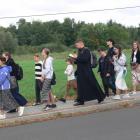 Pielgrzymka pod duchową opieką ks. kleryka Bartłomieja Dyrka zbliża się do kościoła