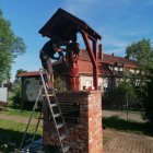 Prace renowacyjne przy figurze Św. Wawrzyńca (zdjęcie Łukasz Jachim) 