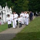 Procesja z wieńcami dożynkowymi wchodzi do kościoła