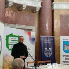 Dariusz Kurzawa powitał przybyłych do pałacu gości 
fot. Dorota Kapłońska