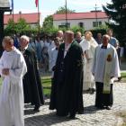 Procesja wokół kościoła.z przedstawicielami Zakonu św. Łazarza
