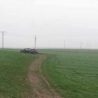 Chrysler po uderzeniu w dwa inne pojazdy zatrzymał się na polu fot. KPP Żnin