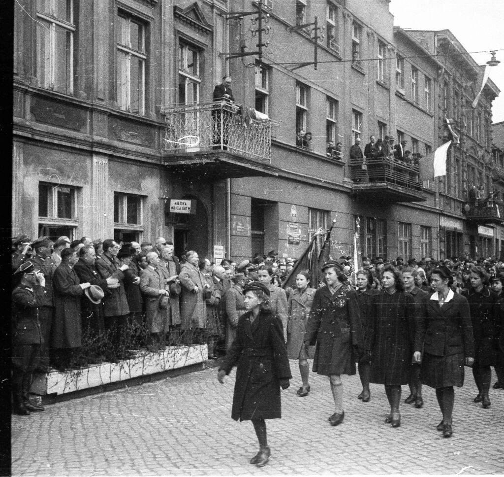 Ten sam pochód, pierwsza klasa Gimnazjum, prowadzi Genowefa Wiśniewska (teraz Zwolenkiewiczowa) fot. Józef Nyka, 1945
