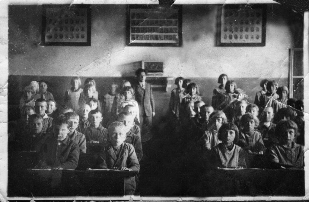 Szkoła powszechna w Łysininie, Józef Nyka w drugiej ławce pierwszy od prawej, w tle nauczyciel i kierownik szkoły p. Kapturczak, fotografia z 1931 lub 1932 roku
