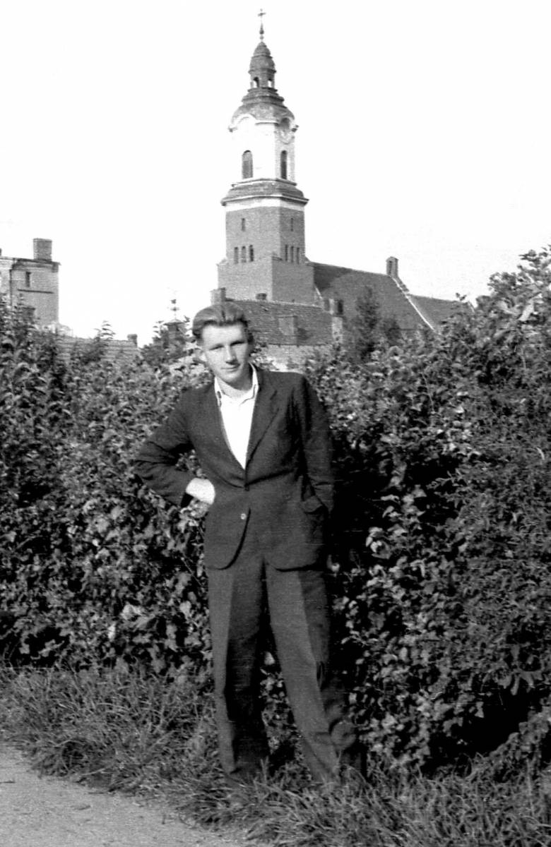 Józef Nyka na tle kościoła św. Floriana fot. Walenty Nyka, 1945