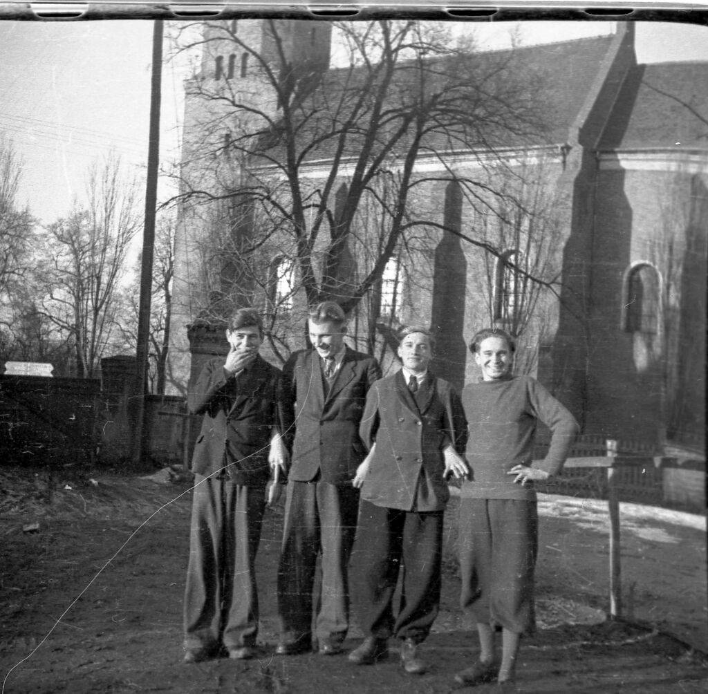 Józef Nyka (drugi od lewej) na tle kościoła św. Floriana z kolegami fot. Walenty Nyka, 1945