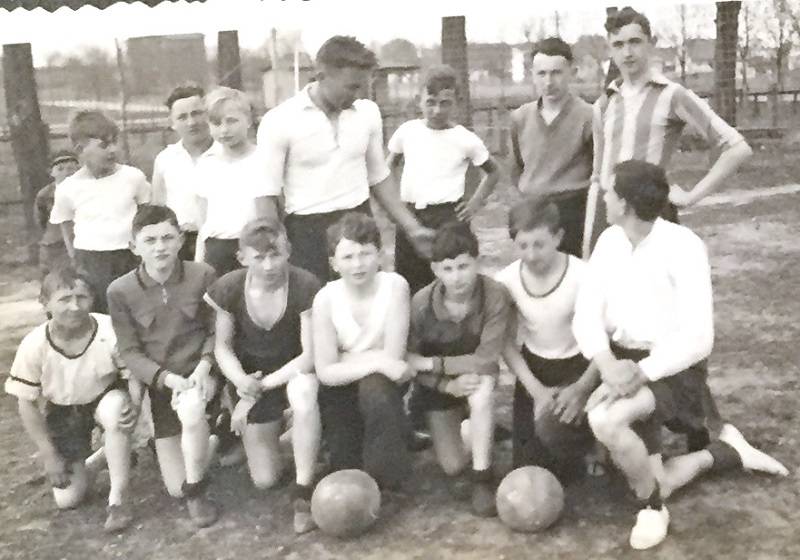 Klasa IV żnińskiego gimnazjum przed lekcją gimnastyki, kwiecień 1934 r. fot. archiwum rodzinne Zofii Słomkowej