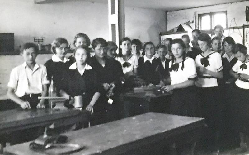 Społeczność żnińskiego gimnazjum przed budynkiem szkoły ze sztandarem poświęconym w 1930 roku fot. archiwum rodzinne Zofii Słomkowej