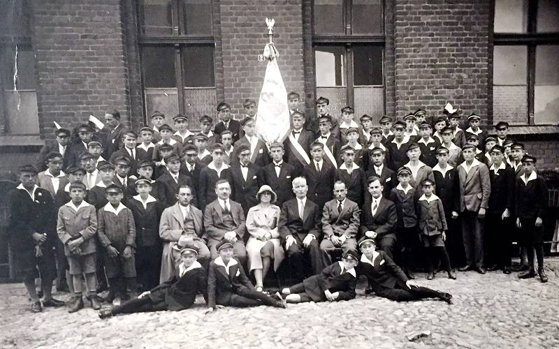 Społeczność żnińskiego gimnazjum przed budynkiem szkoły ze sztandarem poświęconym w 1930 roku fot. archiwum rodzinne Zofii Słomkowej
