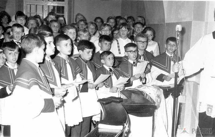 Chłopcy śpiewali dla Prymasa Polski kardynała Stefana Wyszyńskiego, rok 1970, fot. z archiwum ks. Władysława Mielcarka