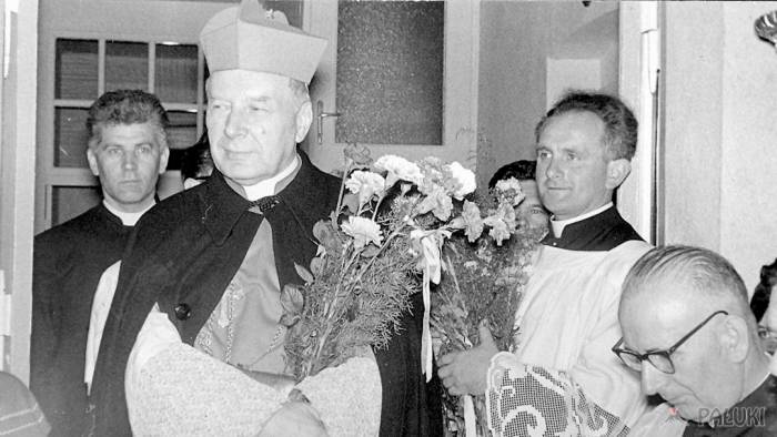 wizyta k. Prymasa Wyszynskiego w Żninie w 1970 roku. Powitanie kardynała Stefana Wyszyńskiego na plebanii. Od lewej: ówczesny proboszcz parafii pw. św. Floriana w Żninie ks. Władysław Mielcarek, Prymas Polski kardynał Stefan Wyszyński, ks. Franciszek Misiewicz - ówczesny proboszcz parafii pw. Narodzenia Najświętszej Marii Panny w Wenecji oraz ks. Wacław Kamiński - ówczesny proboszcz parafii pw. św. Mikołaja w Gąsawie. fot. archiwum Heleny Pawlak ze Żnina