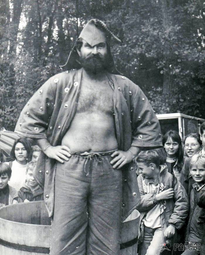 Wódz Aleksandre Bursche (Uniwersytet Warszawski) przygotowuje się do kąpieli w balii na I Festynie Archeologicznym w Biskupinie, fot. Ryszard Nowicki
