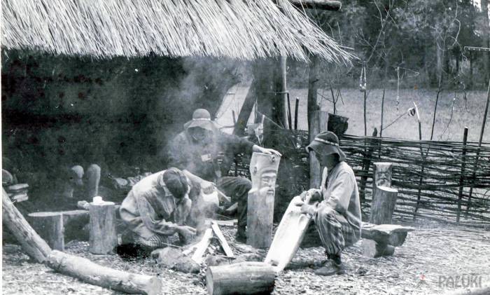 Stanowisko Liceum Plastycznego w Supraślu na I Festynie Archeologicznym w Biskupinie