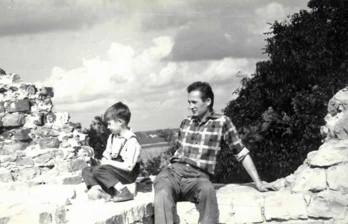  Jerzy Księski z synem na zamku w Kazimierzu Dolnym. Zdjęcie z lat sześćdziesiątych. fot. Halina Księska