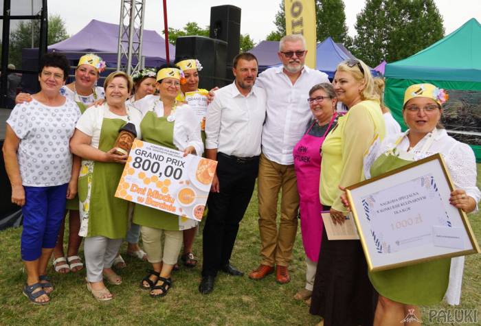 Grand Prix w konkursie kulinarnym na potrawę jednogarnkową z użyciem miodu zdobyło KGW w Piechcinie fot. Karol Gapiński