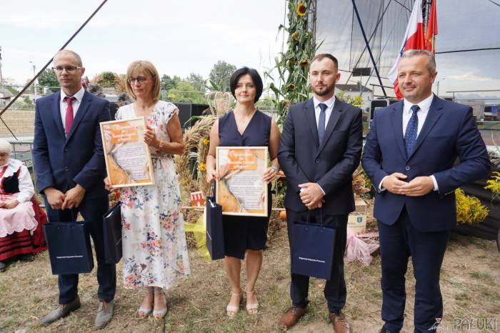 Starostowie tegorocznych dożynek z wojewodą Mikołajem Bogdanowiczem fot. Justyna Kulpińska