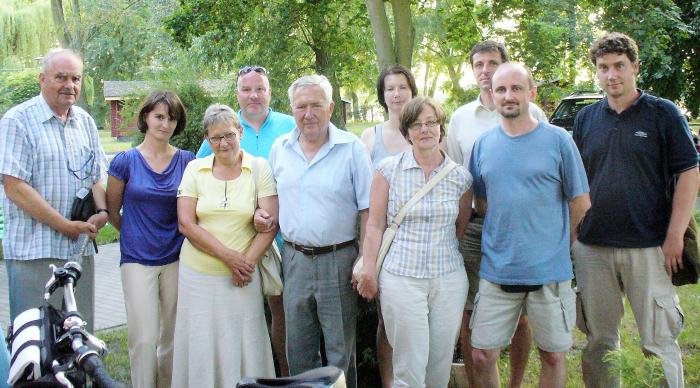 Wizyta naukowców z PAN, prowadzących badania terenowe przy opracowywaniu historycznego atlasu województwa kaliskiego, rok 2010. Od lewej: Feliks Malinowski, Monika Andruszkiewicz, Urszula Nowicka, Michał Zbieranowski (PAN), Zdzisław Małecki, Marta Piber-Zbieranowska (PAN), Elżbieta Rutkowska (PAN), Marek Słoń (PAN), Jarosław Suproniuk (PAN), Szymon Nowaczyk, fot. Remigiusz Konieczka