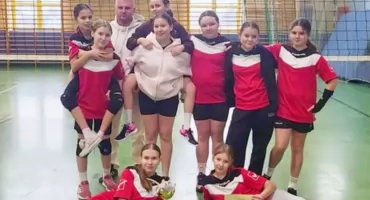 Siatkarska reprezentacja podstawówki w Kowalewie zagra w półfinałach wojewódzkiego szczebla