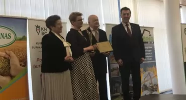 Dorota i Franciszek Słomkowscy z Murczyna Rolnikami Pomorza i Kujaw. Józef Goc z Gogółkowa z medalem marszałka