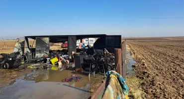 5 zastępów straży gasiło pożar garażu ze sprzętem mechanicznym w Złotowie
