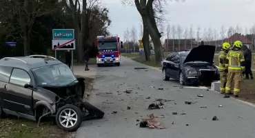 Zderzenie mikrosamochodu z audi w Łabiszynie. 71-latek w szpitalu