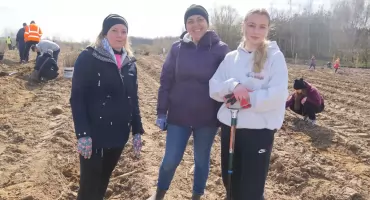 Niedaleko Żużołów wyrośnie 2 hektary lasu. Wszystko dzięki młodzieży i dorosłym, którzy odpowiedzieli na apel Nadleśnictwa Gołąbki (zdjęcia+film)