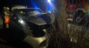 Mercedes uderzył w drzewo we Władysławowie