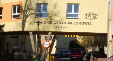Trudne chwile starszej pani w czasie powrotu ze szpitala w Żninie