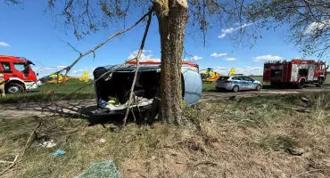 Opel uderzył w drzewo w Gączu. Dwie osoby zabrane smigłowcami do szpitali