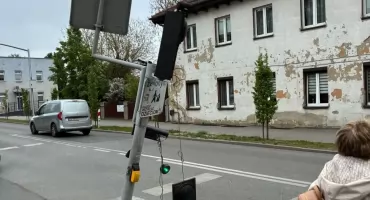 Sygnalizator na ul. Mickiewicza wyrwany z kablami. Policjanci szukają świadków (zdjęcia)