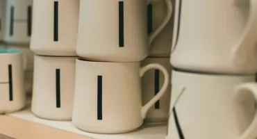 Zestawy prezentowe - z czym łączyć kubki z logo, aby stworzyć idealny box powitalny?