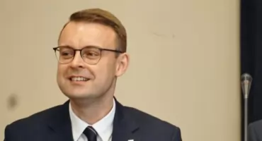 Burmistrz Żnina doznał zawału serca. Karetka zabrała go do szpitala w Gnieźnie
