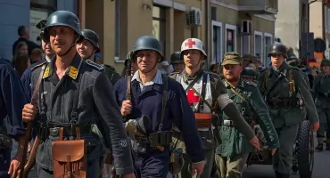 Defilada wojsk na rynku w Łabiszynie - zakończenie Łabiszyńskich Spotkań z Historią 