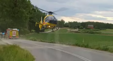 Crossowiec bez uprawnień wypadł z brukowanej drogi. Śmigłowiec LPR zabrał  go do szpitala