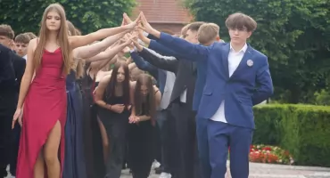 Polonez ósmoklasistów na starym rynku w Barcinie (zdjęcia, film)