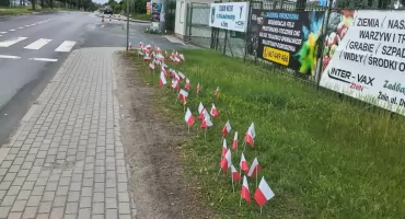 Tajemniczy ktoś powbijał biało-czerwone chorągiewki w pobocze drogi przy wjeździe na żniński stadion