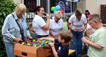 Biblioteka uczy, bawi i łączy – rodzinny piknik z książką w szubińskiej bibliotece