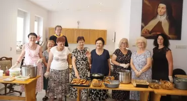 Pielgrzymi z Kaszub na obiadowej przerwie w parafii pw. św. Floriana w Żninie (zdjęcia+film)