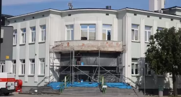 Do połowy sierpnia remont w żnińskim ratuszu. Na zewnątrz powrót do przeszłości a w środku  lifting