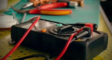 Jakie urządzenia służą do pomiaru drgań i wibracji?