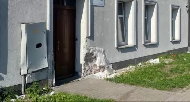 Badania na zawartość alkoholu we krwi policjanta, który przestawił paczkomat... trwają