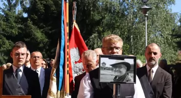 Ostatnie pożegnanie Wiesława Zajączkowskiego. Drugi odkrywca Biskupina spoczął obok pierwszego (zdjęcia)