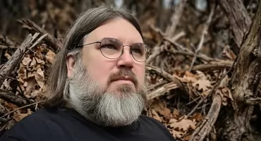 Między wersami dnia. Remigiusz Kuźmiński prezentuje swój autorski singiel